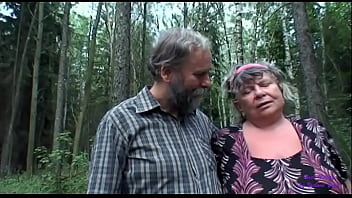 La ragazza in cerca di funghi vede una signora anziana con grosse tette scopare con il vecchio marito e si eccita fortemente
